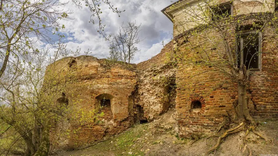 замкови мури клевань