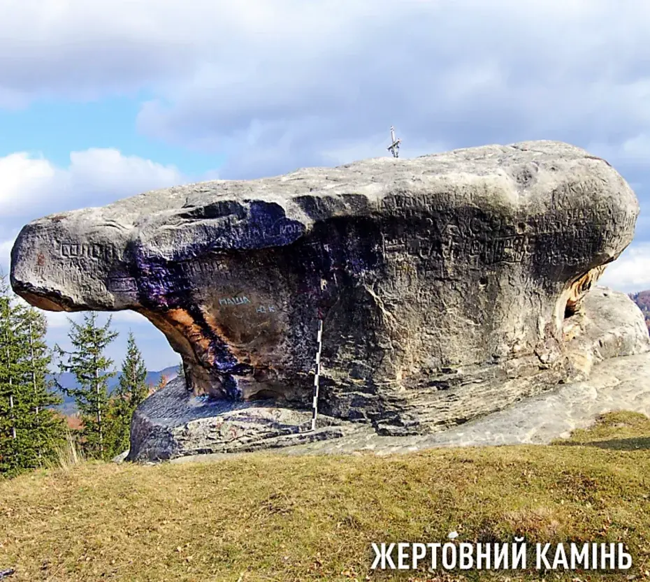 чотирикутна скеля з головами змій, черепах або ящірок з боків