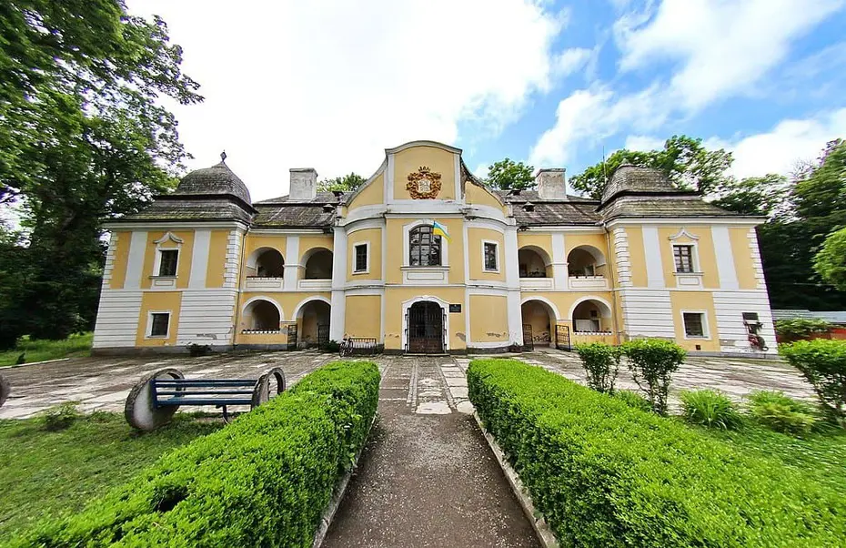 міні-Версаль - старовинний парк палацу графів Перені